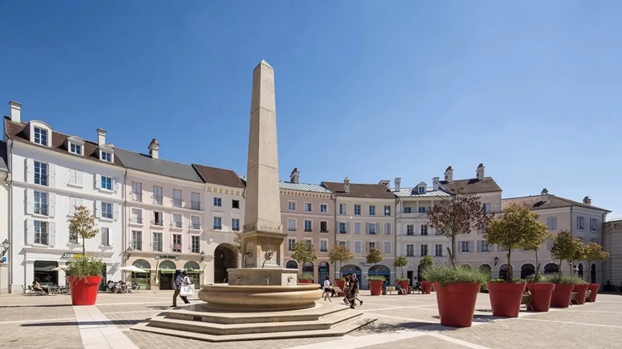Place du Val d’Europe, à deux pas de Montévrain